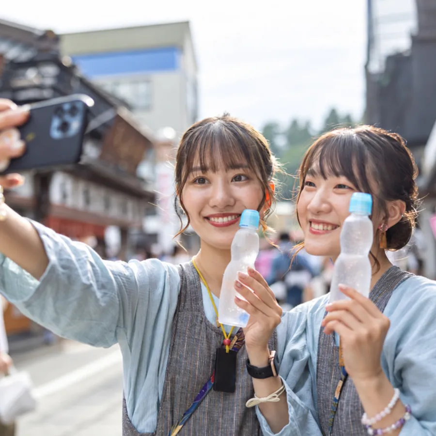 友だちと自撮りを楽しむ女性たち（イメージ）