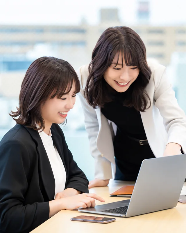 パソコンの前で女性スタッフに相談する様子（イメージ）